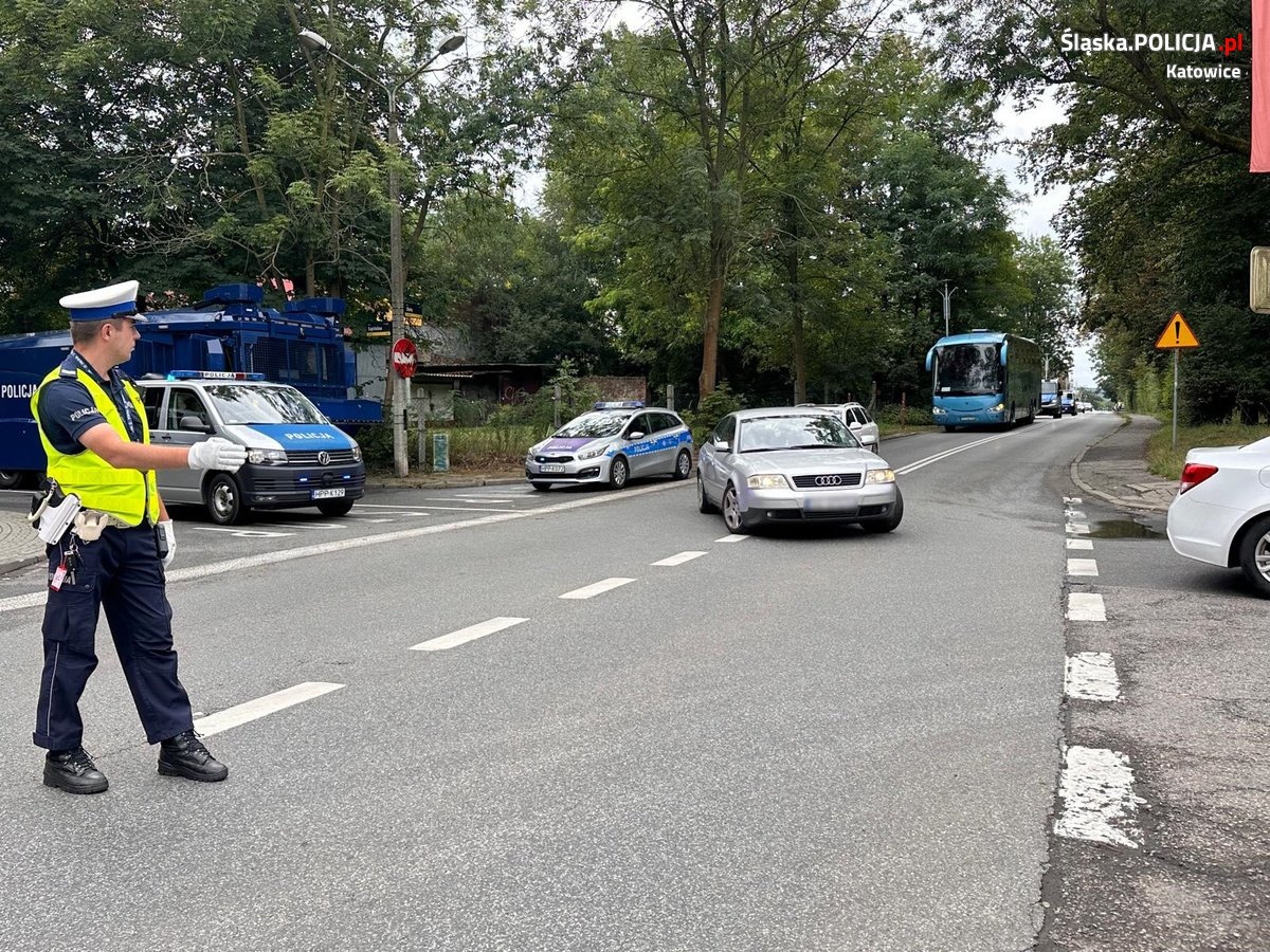 Policjanci z Katowic czuwali nad bezpieczeństwem kibiców meczu piłki nożnej