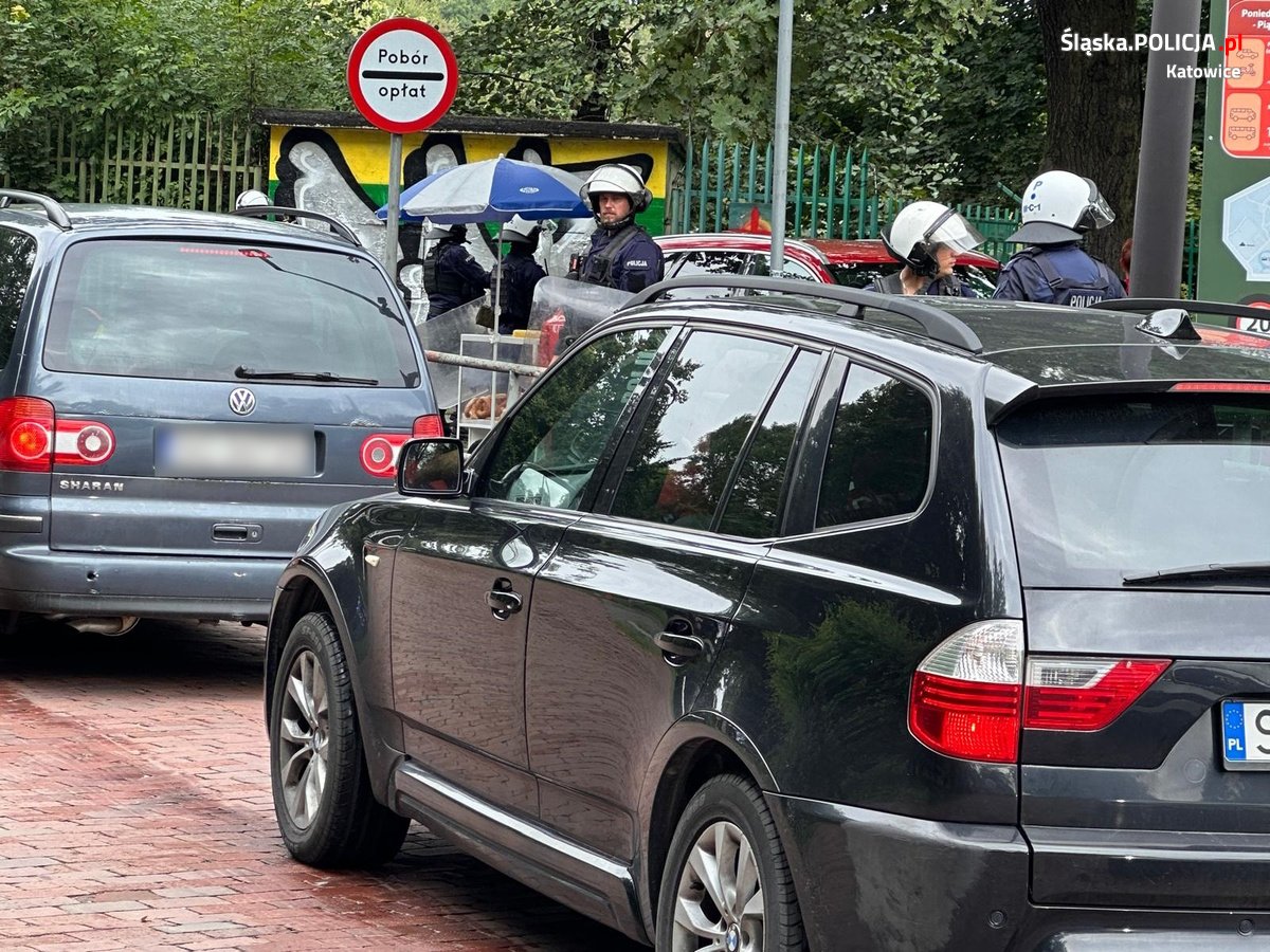 Policjanci z Katowic czuwali nad bezpieczeństwem kibiców meczu piłki nożnej