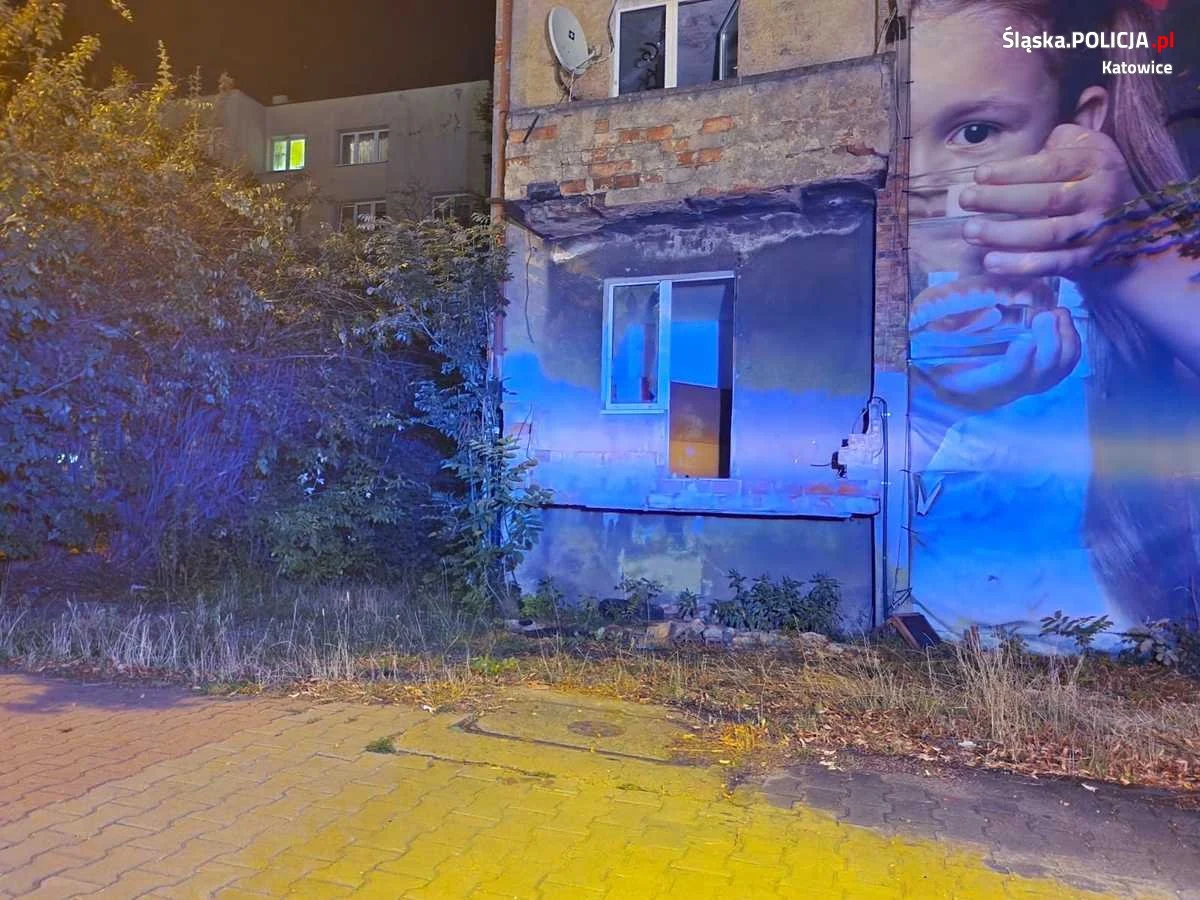 Dwóch mężczyzn uratowanych z pożaru pustostanu! Na pomoc ruszył dzielnicowy