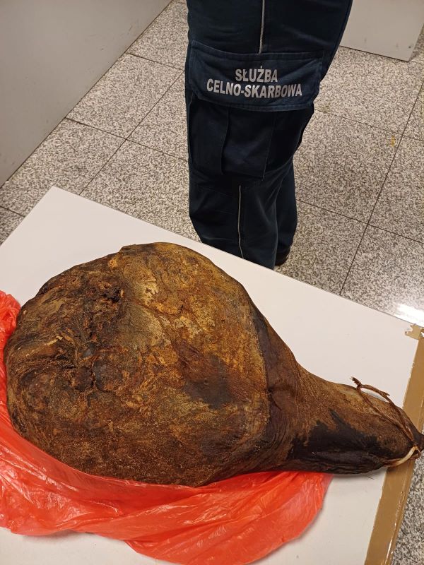 Ponad tona nielegalnej żywności w Pyrzowicach