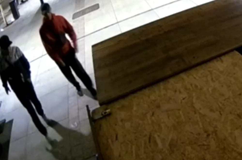 Policja poszukuje sprawców włamania i kradzieży na ulicy Dworcowej 1