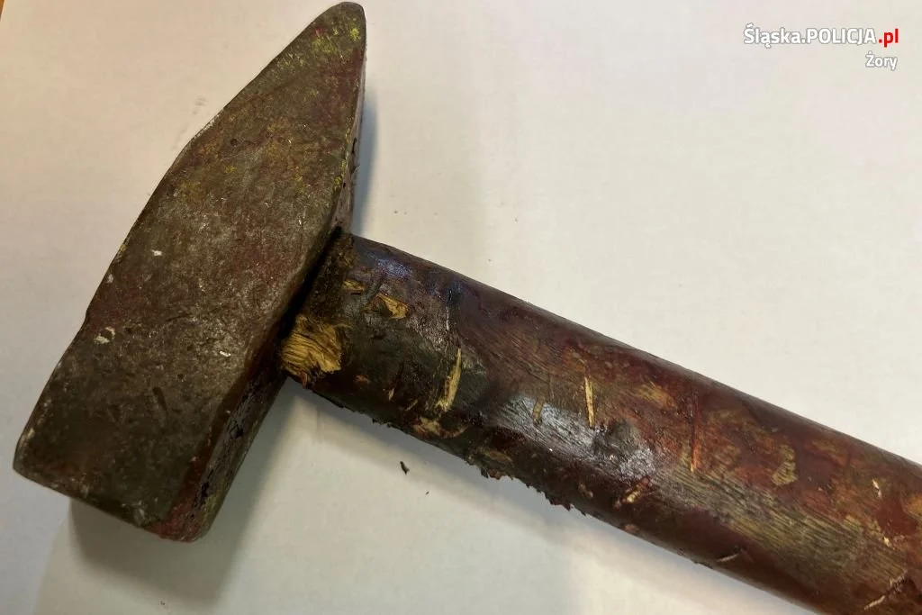 Szokujący napad na osiedlowy sklep w Żorach. Mężczyzna z młotkiem sterroryzował pracownicę