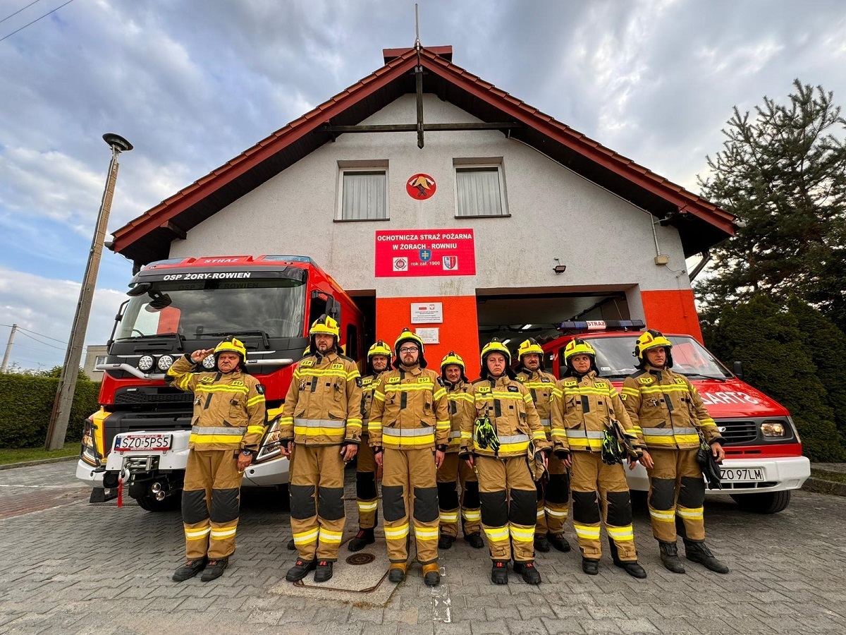 Żorscy strażacy oddali hołd poległym strażakom podczas akcji ratowniczo - gaśniczej