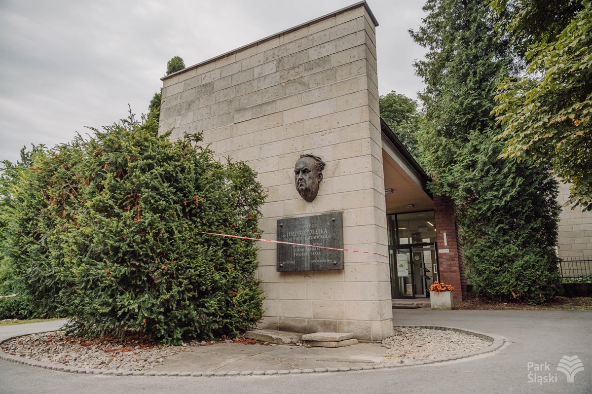 Remont budynku dyrekcji Parku Śląskiego: Renowacja ikony postmodernizmu