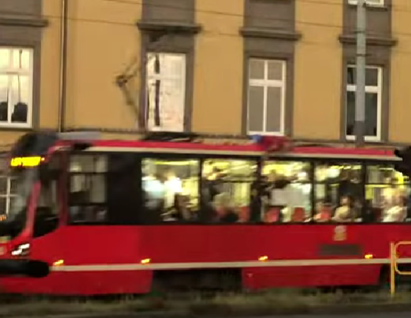 O włos od tragedii! Mężczyzna jechał na dachu tramwaju!
