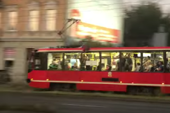 O włos od tragedii! Mężczyzna jechał na dachu tramwaju!