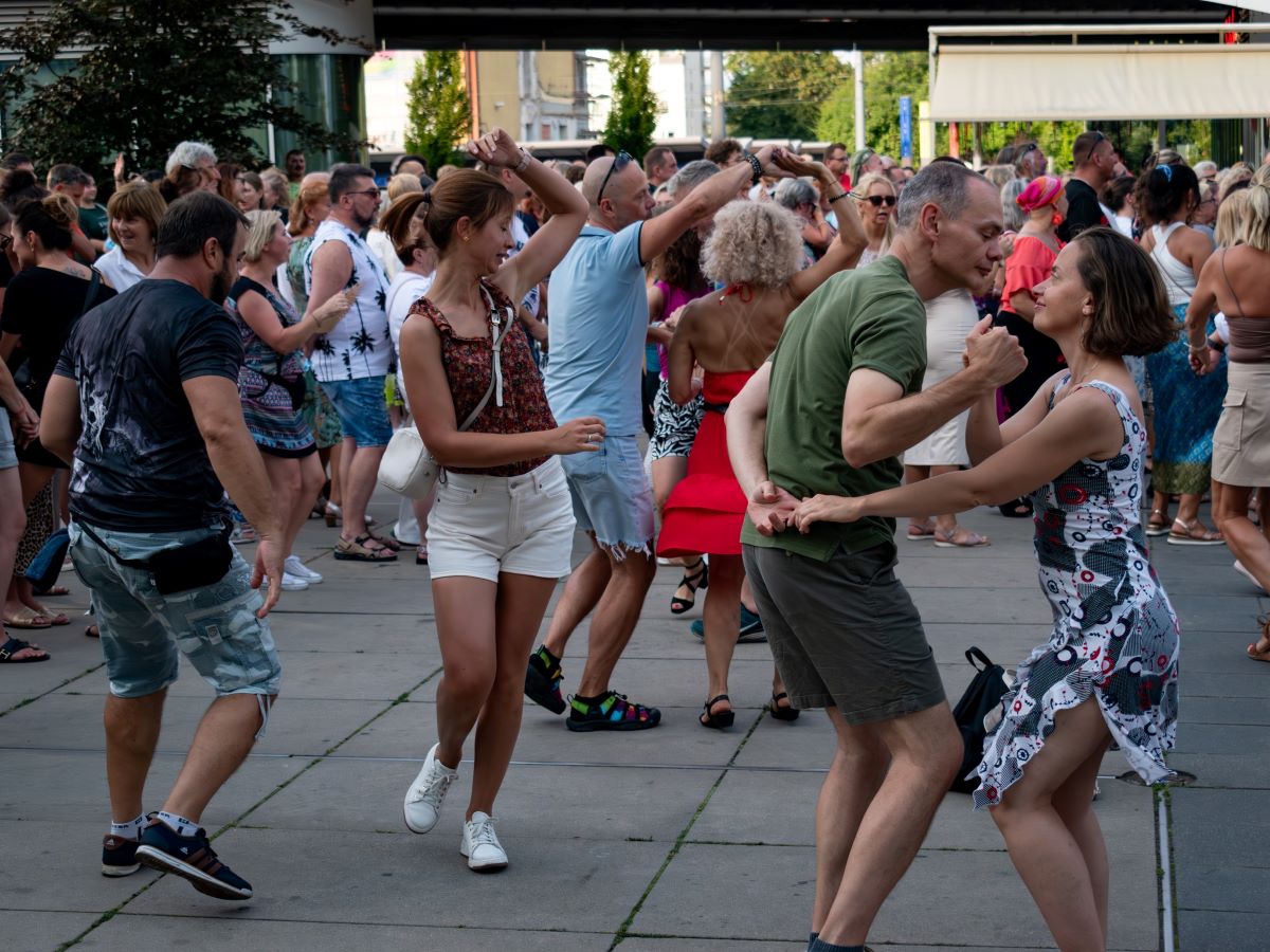 Zakończ lato z przytupem: Taneczna impreza w Chorzowie już w piątek!