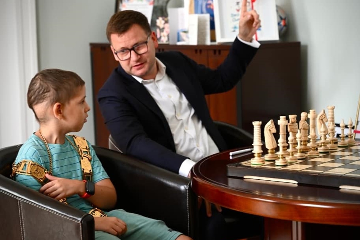 Chłopiec, który pokonał chorobę, spotyka prezydenta Chorzowa – inspirująca historia Filipa