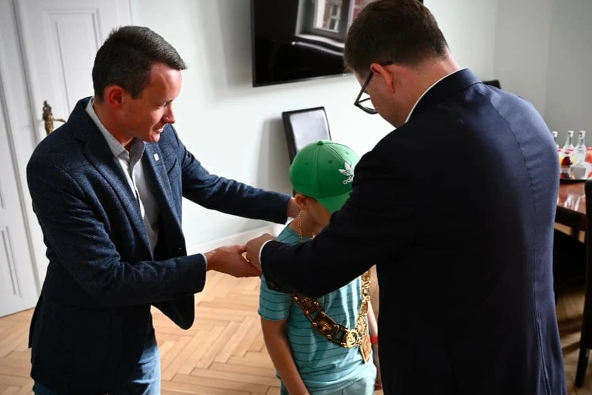 Chłopiec, który pokonał chorobę, spotyka prezydenta Chorzowa – inspirująca historia Filipa