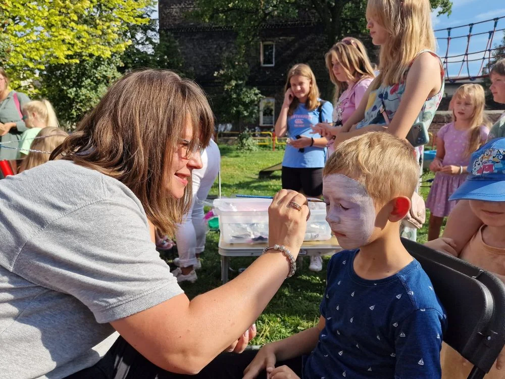 „Wyciągamy dzieci z bramy” – gry i zabawy dla najmłodszych [ZDJĘCIA]