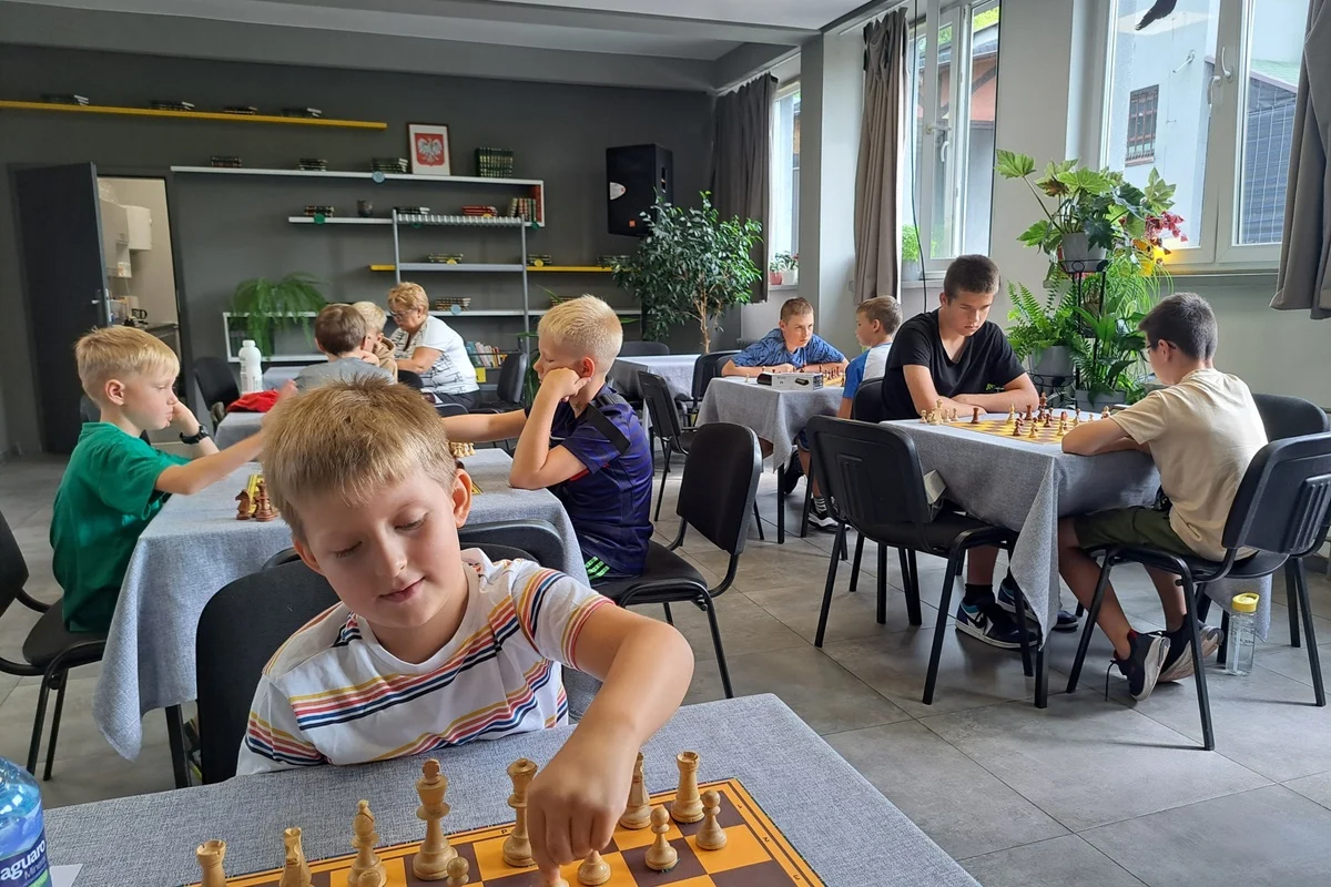 Lato z szachami – świętochłowicka młodzież uczestniczyła w wakacyjnych zajęciach