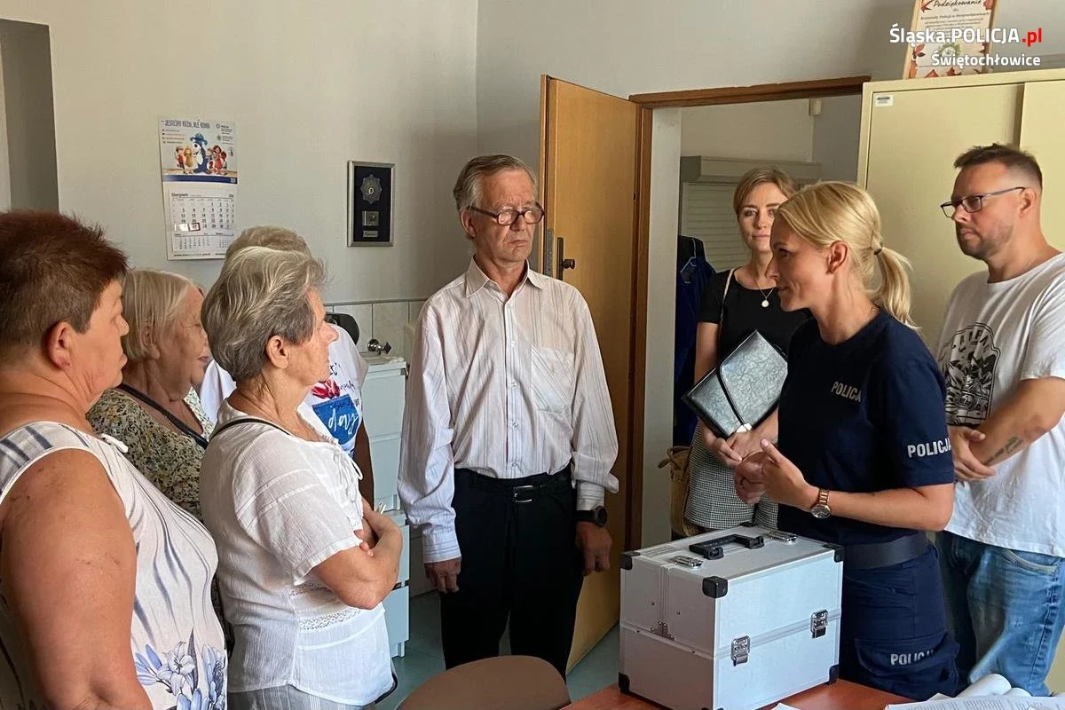 Policjanci i świętochłowiccy seniorzy w akcji. Jak unikać oszustw i dbać o bezpieczeństwo?