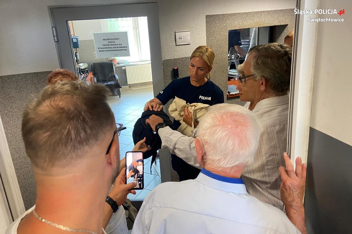 Policjanci i świętochłowiccy seniorzy w akcji. Jak unikać oszustw i dbać o bezpieczeństwo?