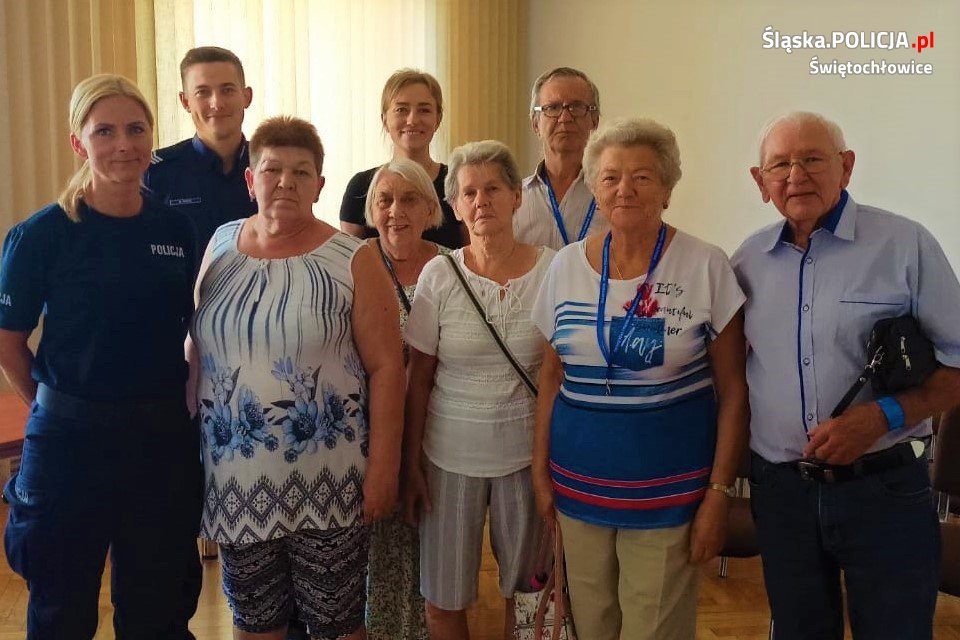 Policjanci i świętochłowiccy seniorzy w akcji. Jak unikać oszustw i dbać o bezpieczeństwo?