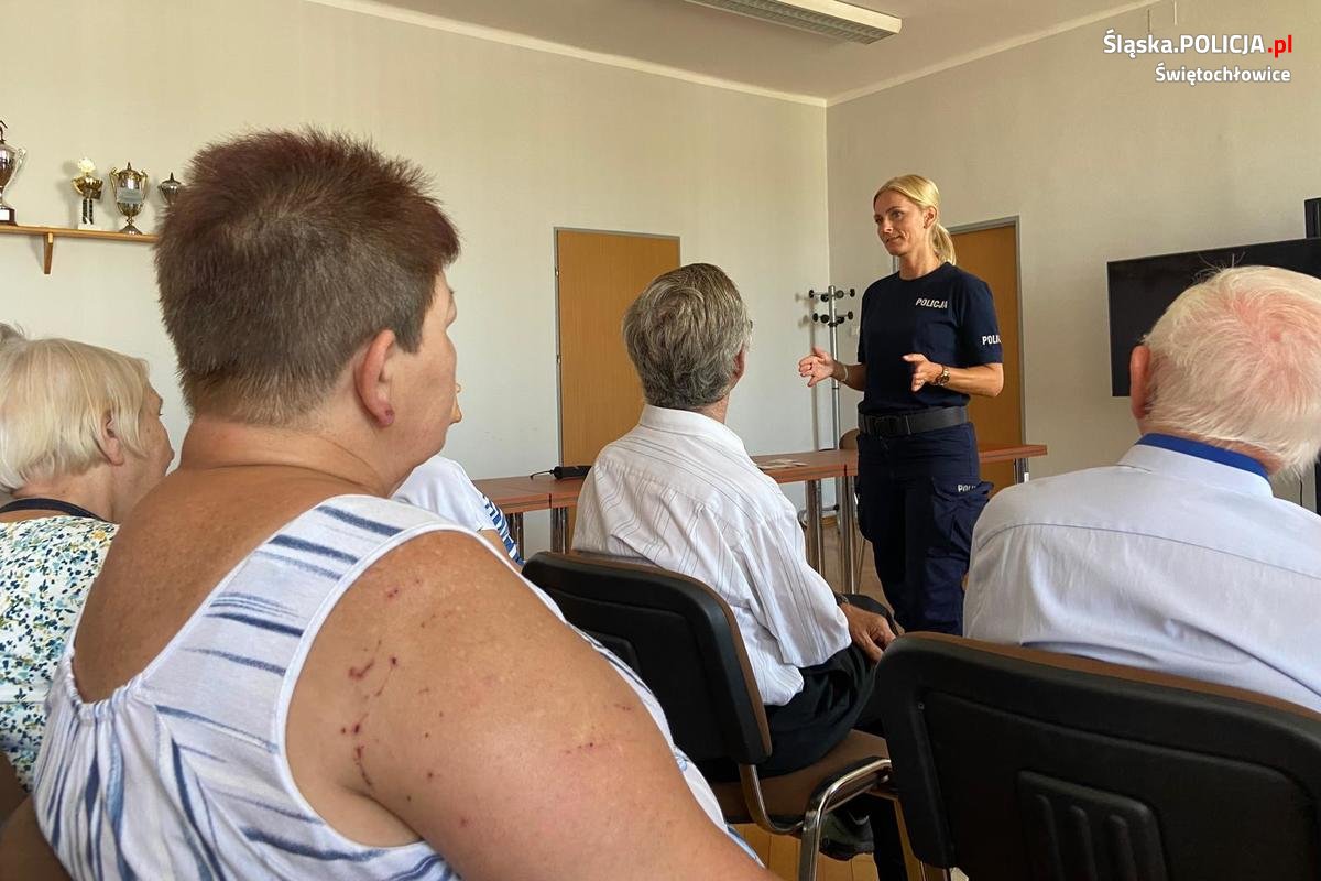 Policjanci i świętochłowiccy seniorzy w akcji. Jak unikać oszustw i dbać o bezpieczeństwo?