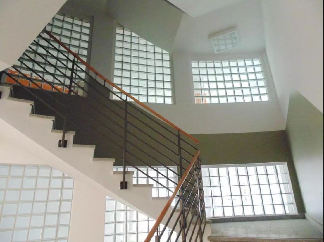 Pustaki szklane w budownictwie mieszkaniowym - co warto wiedzieć