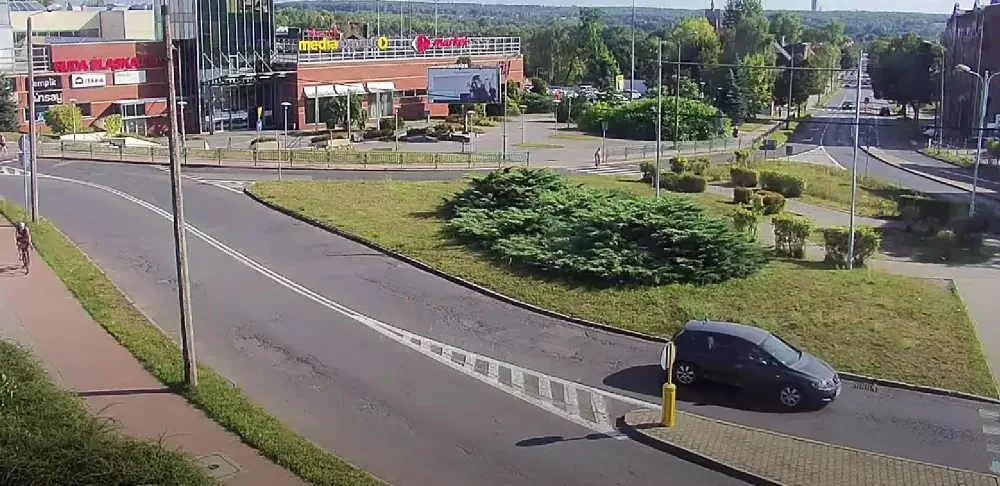 To znów się wydarzyło w Rudzie Śląskiej! Kolejny kierowca niemal wjechał pod prąd na rondo [FILM]