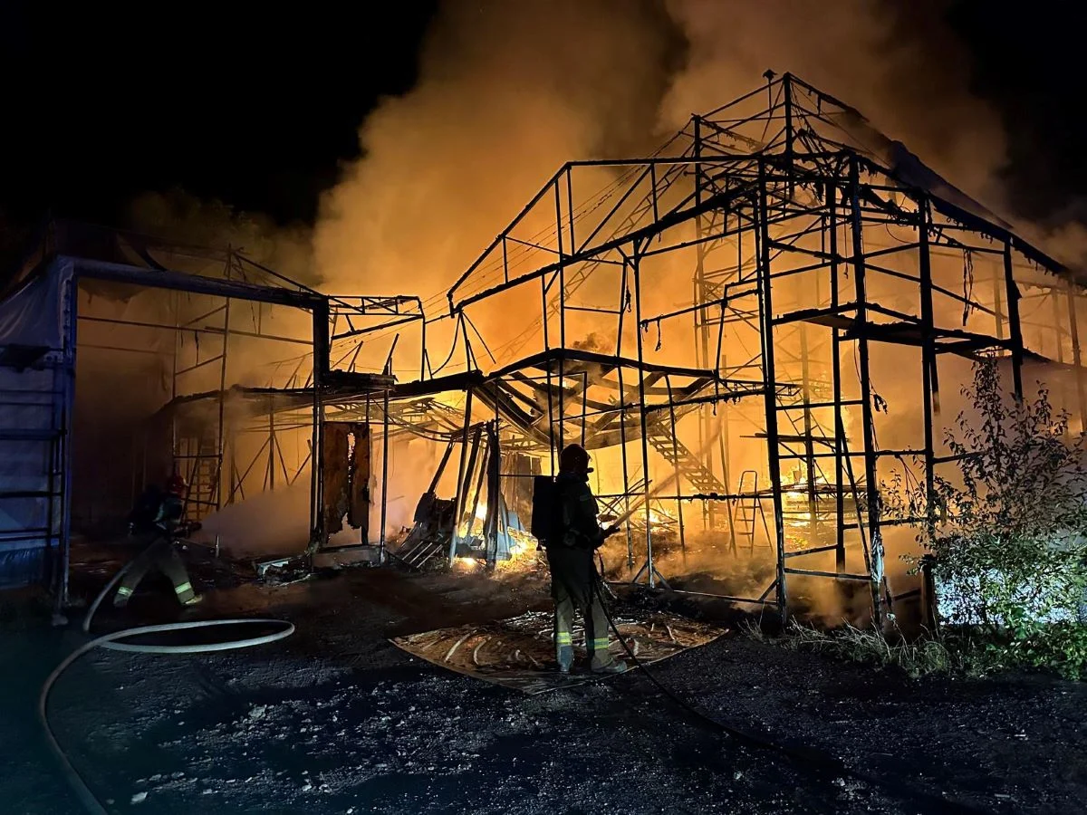 Pożar w Rudzie Śląskiej. W nocy paliła się wiata produkcyjno-magazynowa