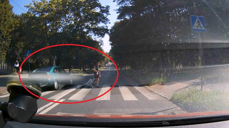 O krok od tragedii. Omijanie na przejściu dla pieszych w Wirku [FILM]