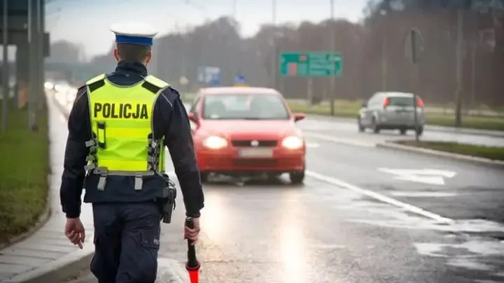 Mokra nawierzchnia i mgła: Policja ostrzega przed jesiennymi zagrożeniami na drodze