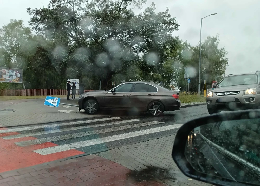 Zdarzenie drogowe na ulicy Odrodzenia w Wirku: samochód uderzył w znak drogowy