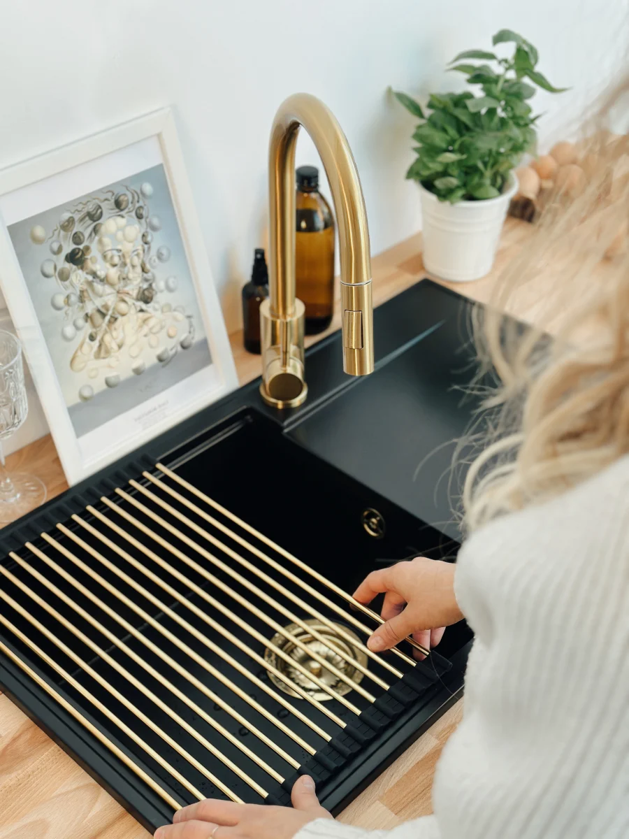 Kuchnie ekologiczne: jakie materiały zlewozmywaków są najbardziej przyjazne środowisku?