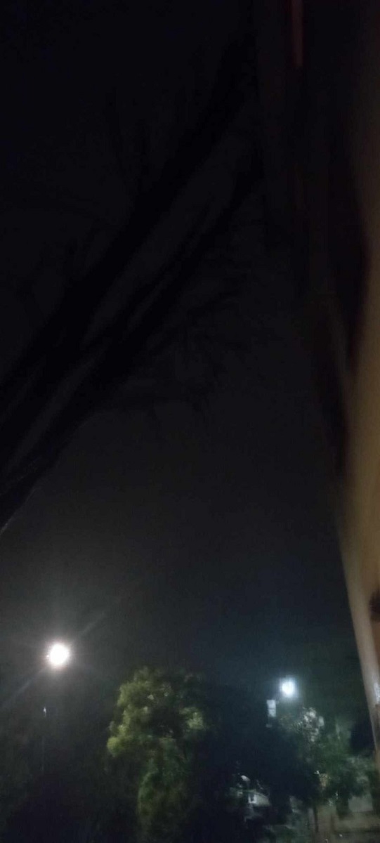 Krok od tragedii. Drzewo przewróciło się na budynek przy Jana Gierałtowskiego