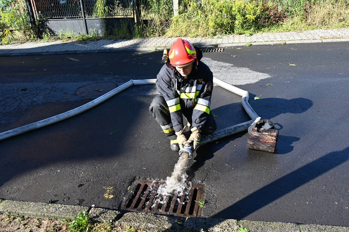 Ekstremalne opady w Rudzie Śląskiej. Strażacy walczą z żywiołem [FOTO]