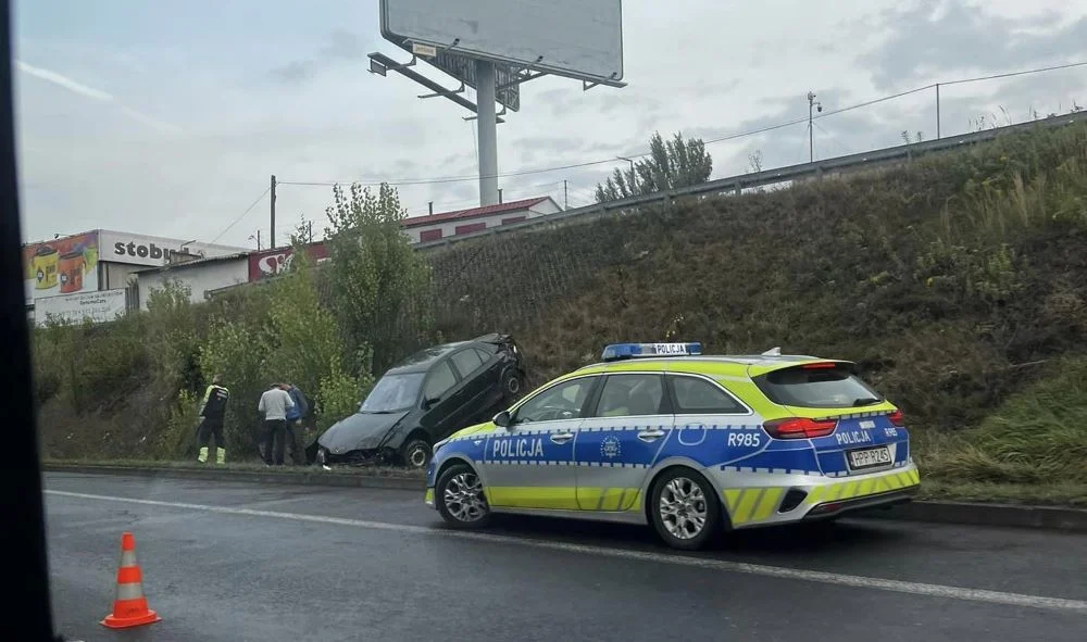Dachowanie na "zakręcie mistrzów" w Rudzie Śląskiej. Samochód wypadł z drogi