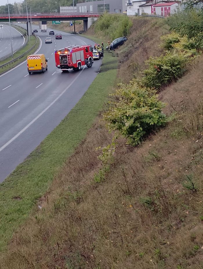 Dachowanie na "zakręcie mistrzów" w Rudzie Śląskiej. Samochód wypadł z drogi