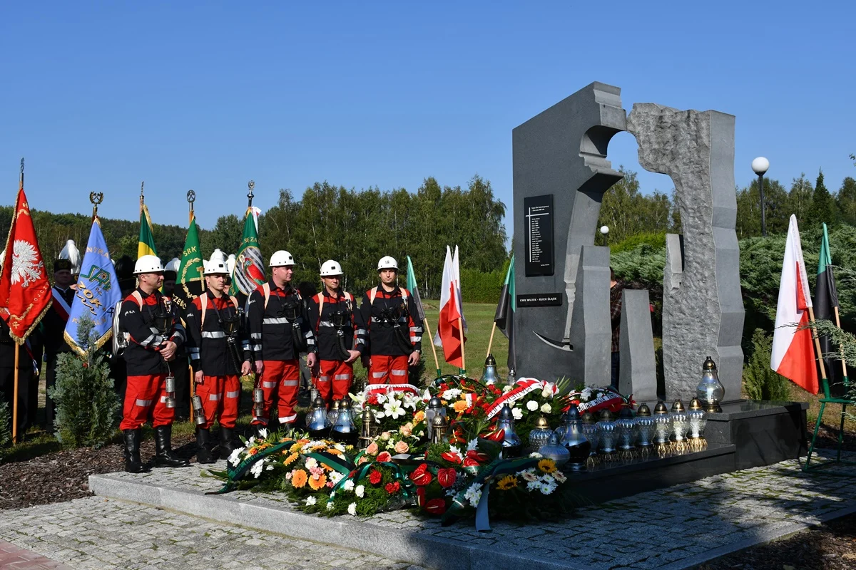15. rocznica tragedii w kopalni Wujek-Śląsk. Zmarłym oddano hołd [ZDJĘCIA]