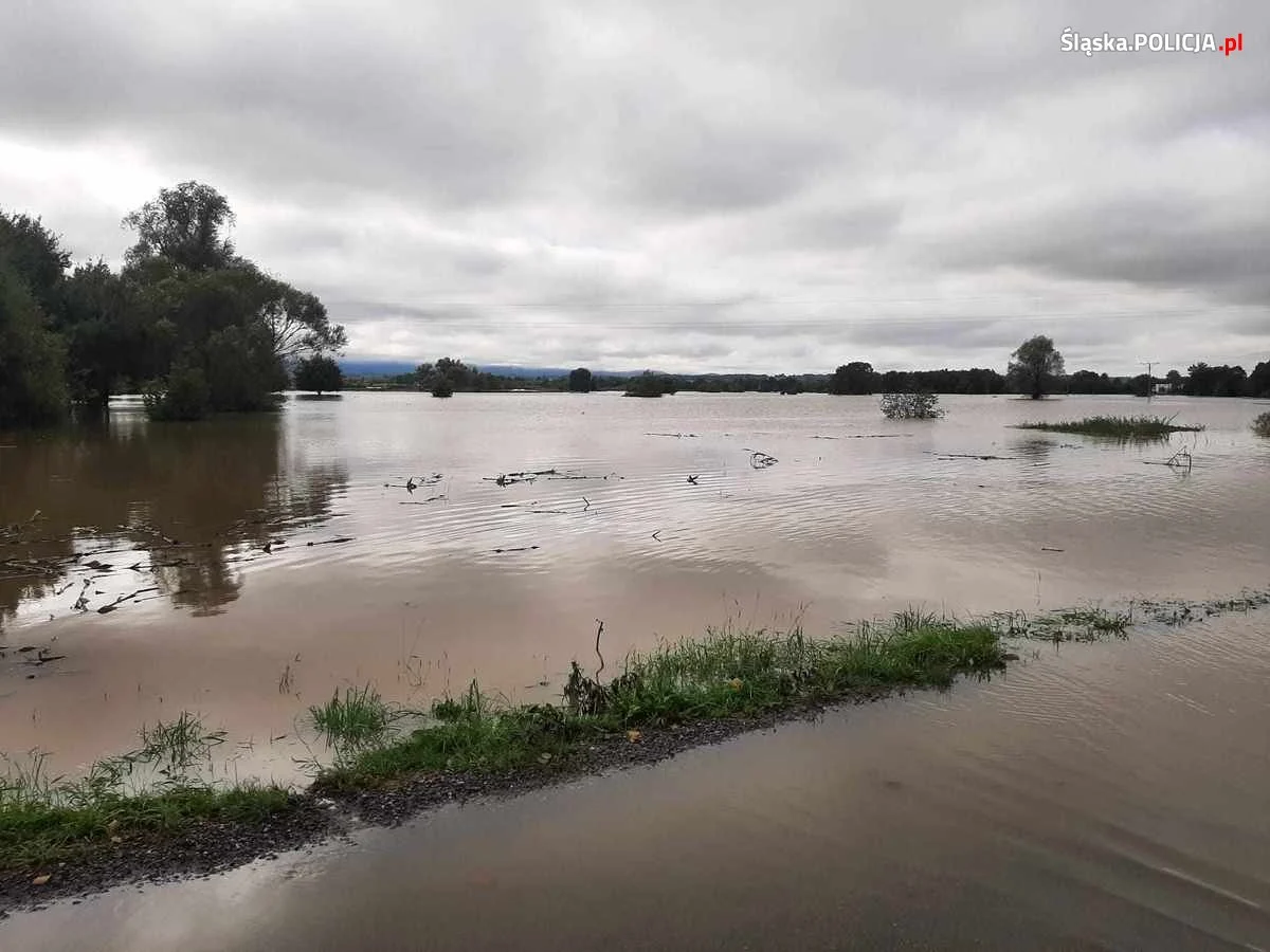 Uwaga kierowcy! Powodzie na Śląsku paraliżują ruch – policja apeluje o ostrożność