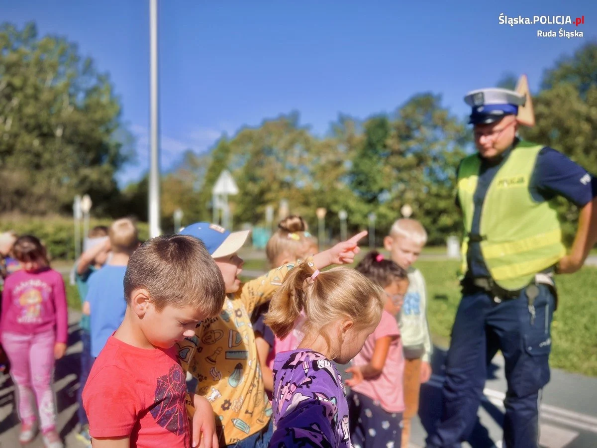 Dzieci trenują bezpieczeństwo z policjantami 2