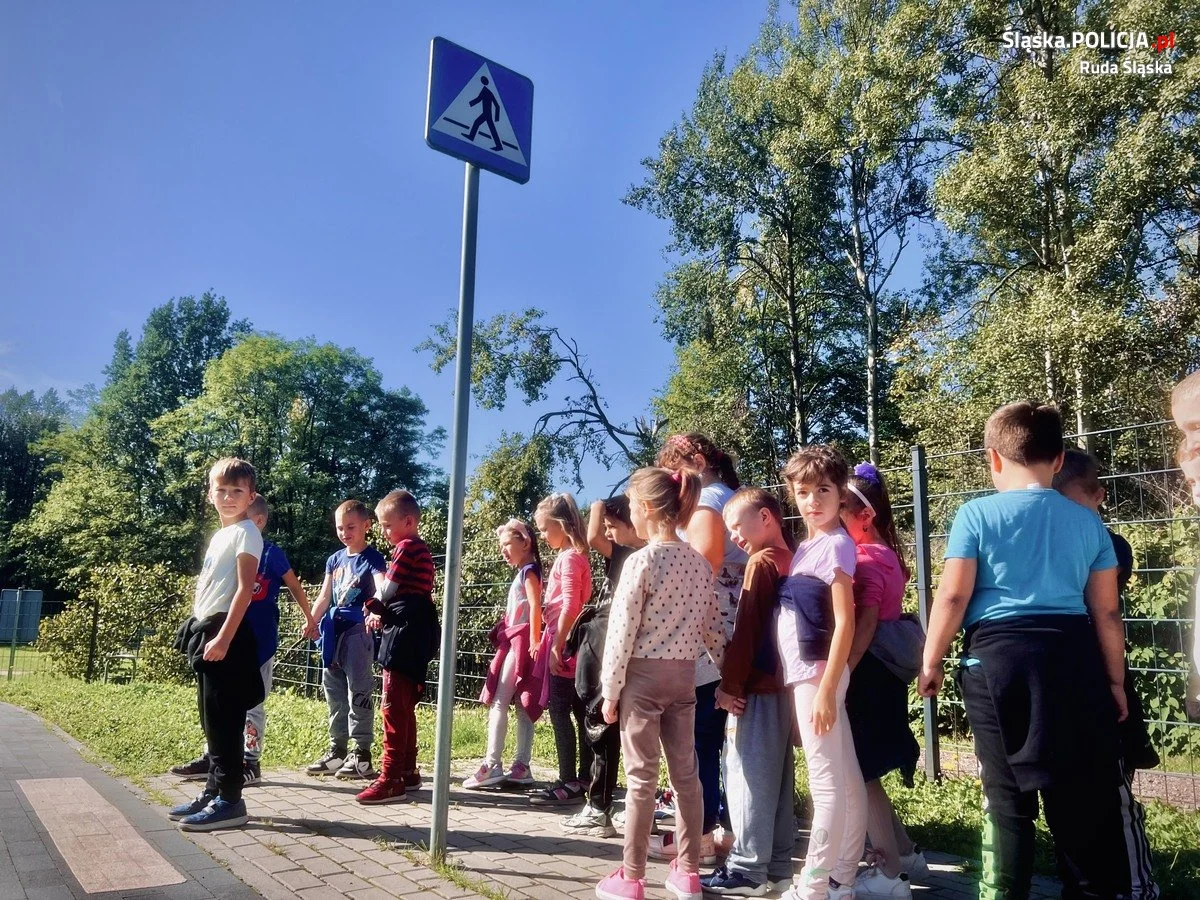 Dzieci trenują bezpieczeństwo z policjantami 5