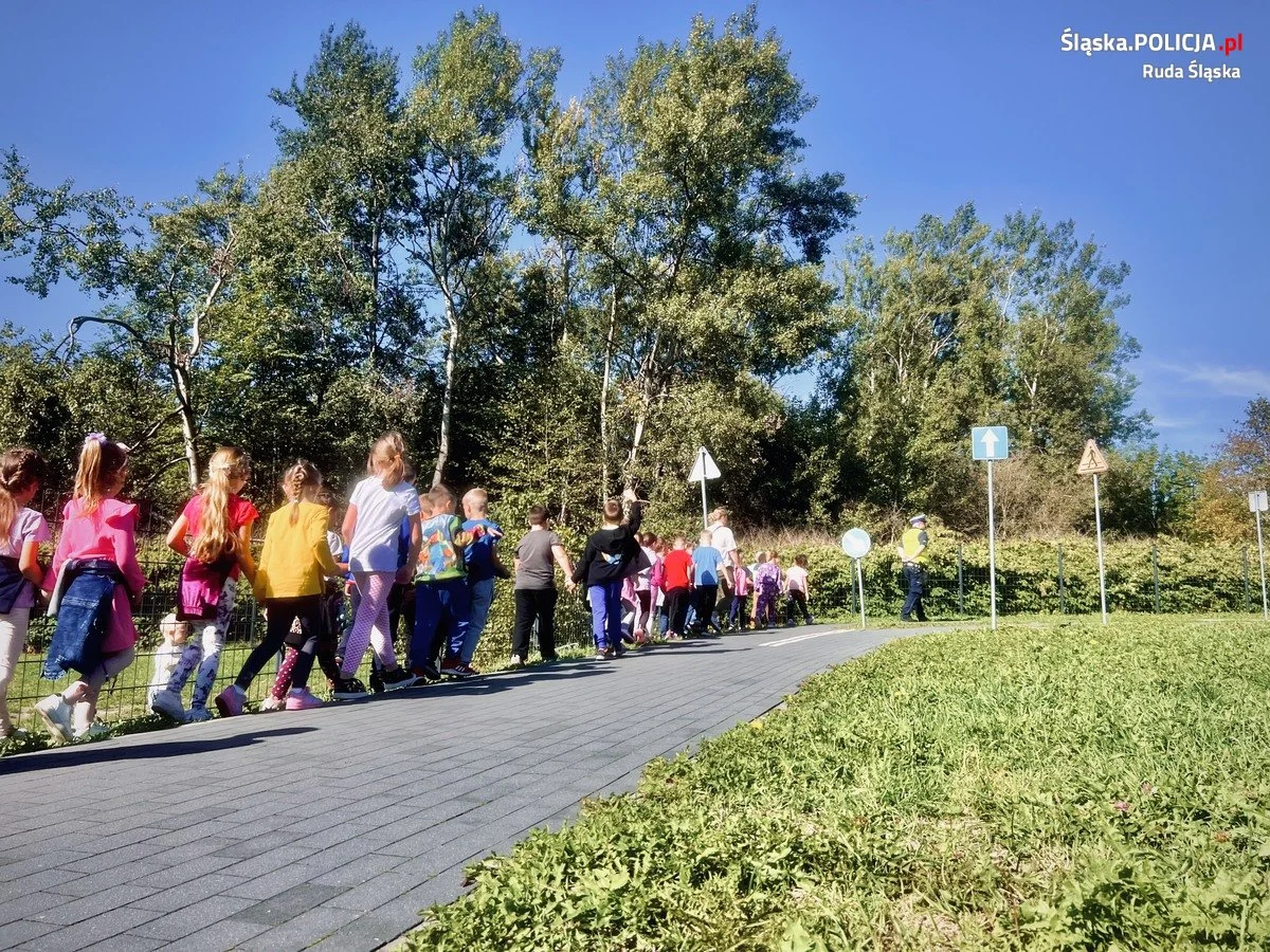 Dzieci trenują bezpieczeństwo z policjantami 7