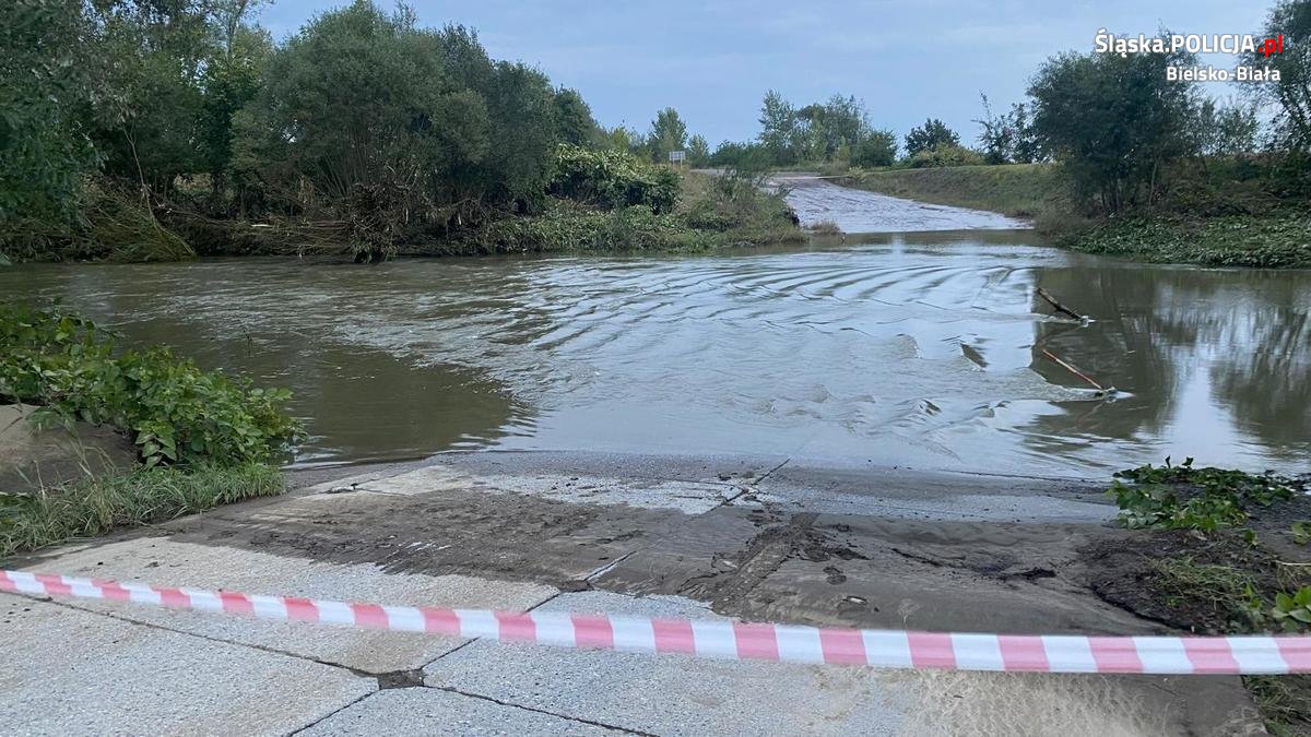 Dramatyczne chwile w Kaniowie. 19-letni kierowca uciekł przed tonącym samochodem
