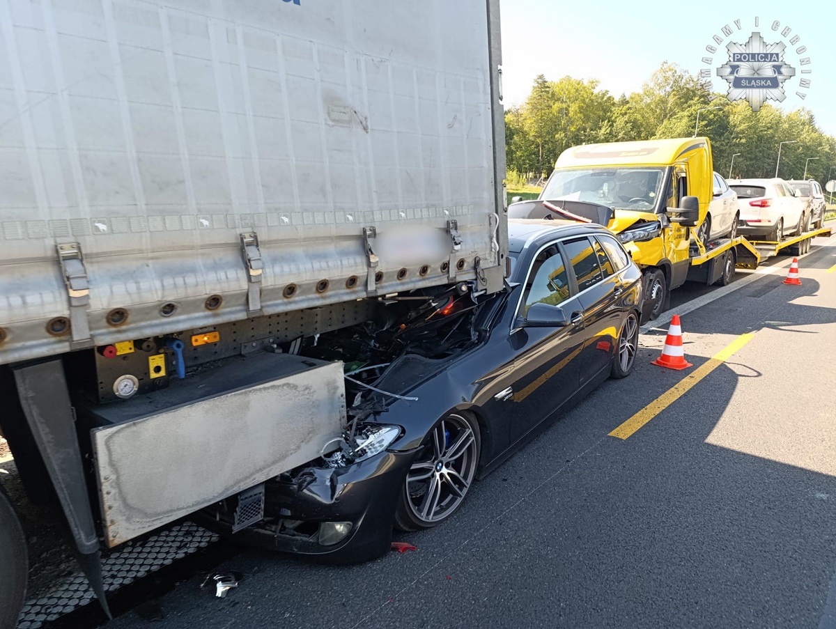 Wypadek na A4. BMW zostało wepchnięte pod naczepę samochodu ciężarowego