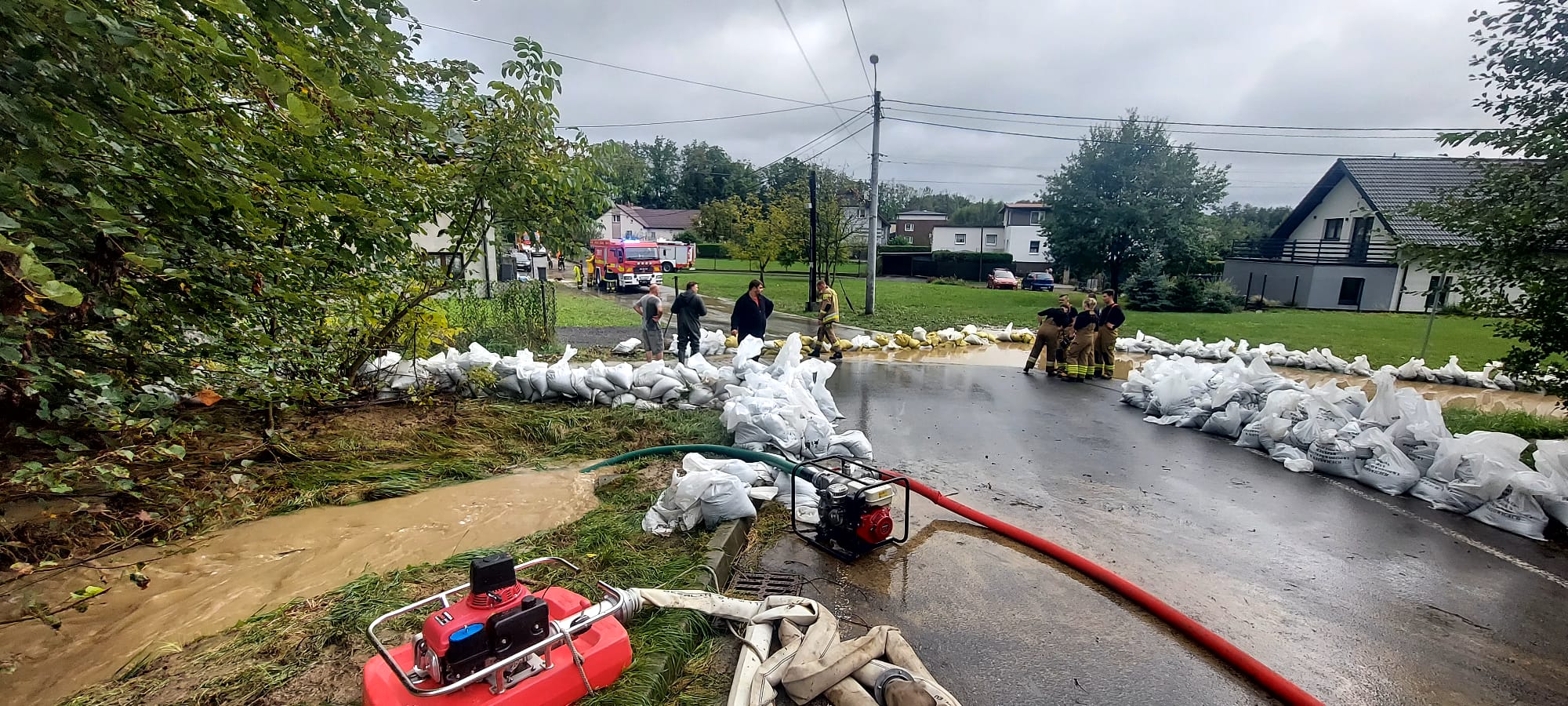 Intensywne opady deszczu sparaliżowały Śląsk. Tysiące interwencji strażaków