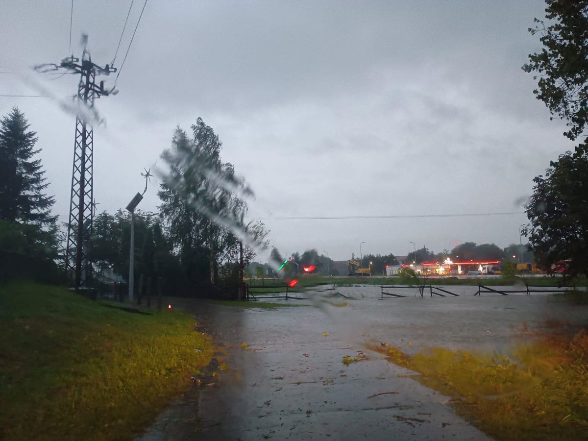 Drama wylała na łąki przy obwodnicy. Służby monitorują miasto!