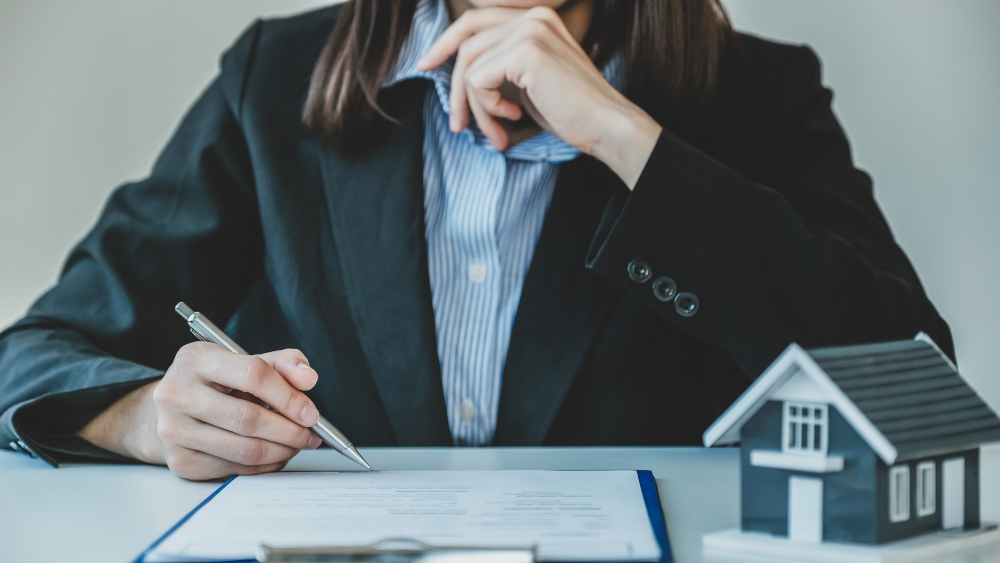 Radca prawny nieruchomości — dlaczego warto skorzystać z jego usług?