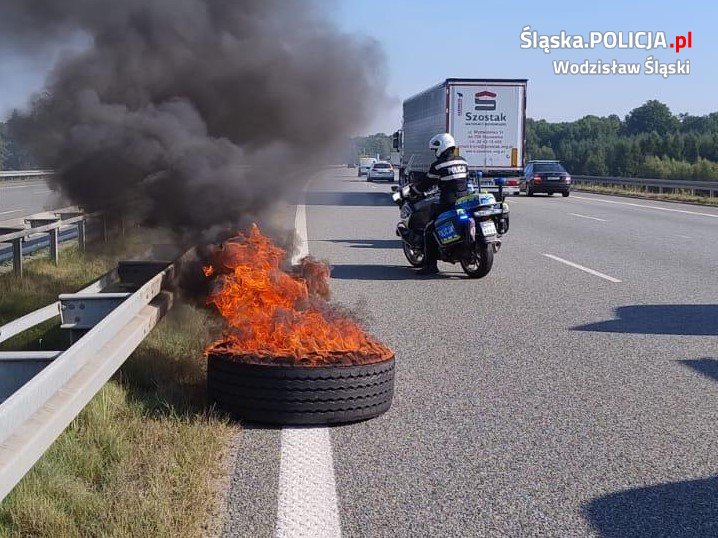 Policjanci z Wodzisławia ugasili płonące koło na autostradzie A1