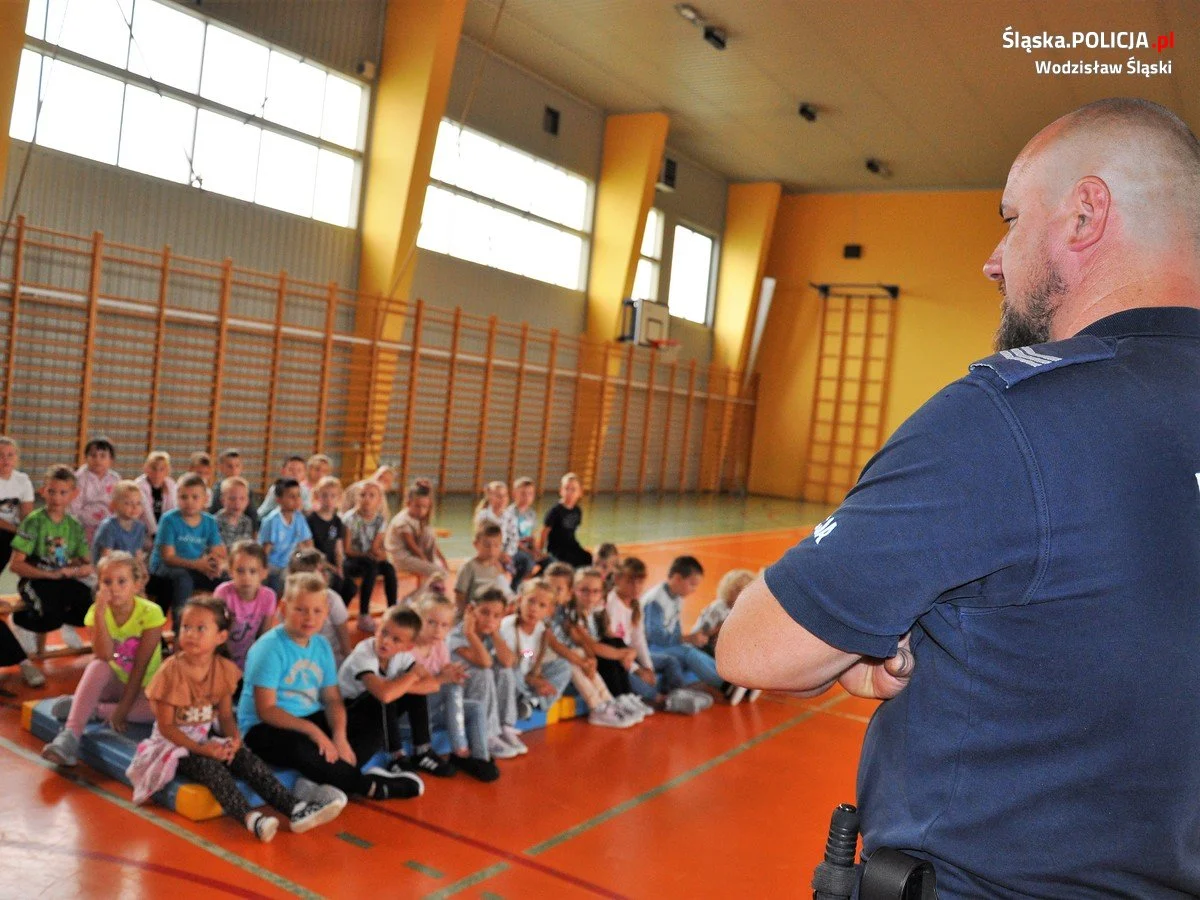 Bezpieczna droga do szkoły – wodzisławscy policjanci szkolą dzieci z ZSP nr 2