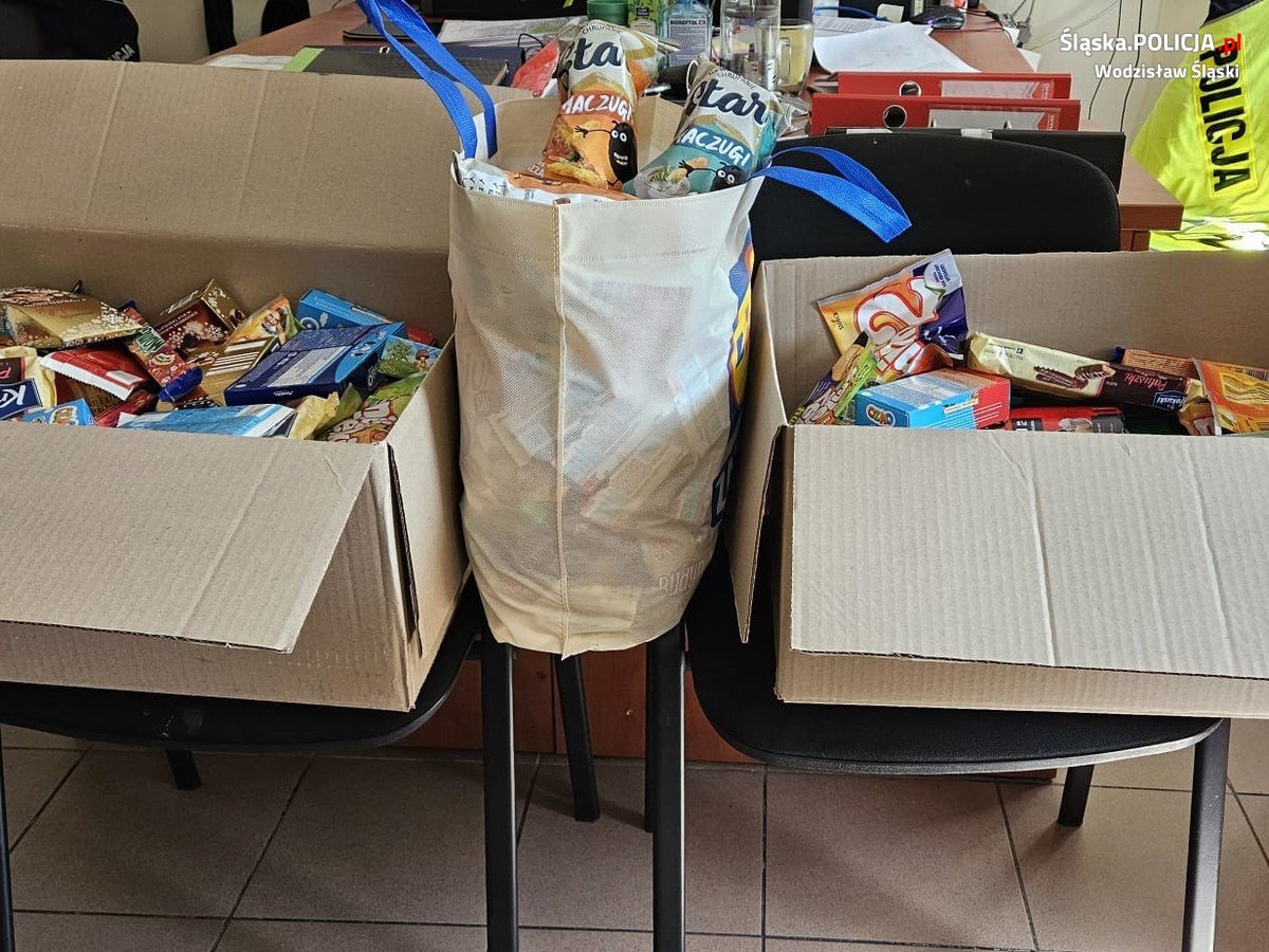 Policjant z Wodzisławia z sercem: Uzbierane słodycze trafiły do szpitali