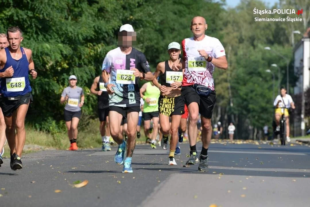 Policjant z Siemianowic walczył z koronawirusem, teraz triumfuje na trasach biegowych
