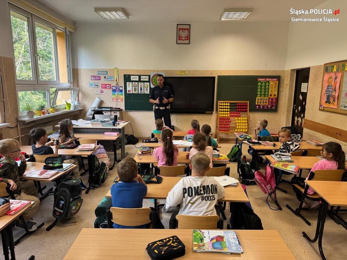 Bezpieczna droga do szkoły: policjant edukuje najmłodszych w SP nr 6