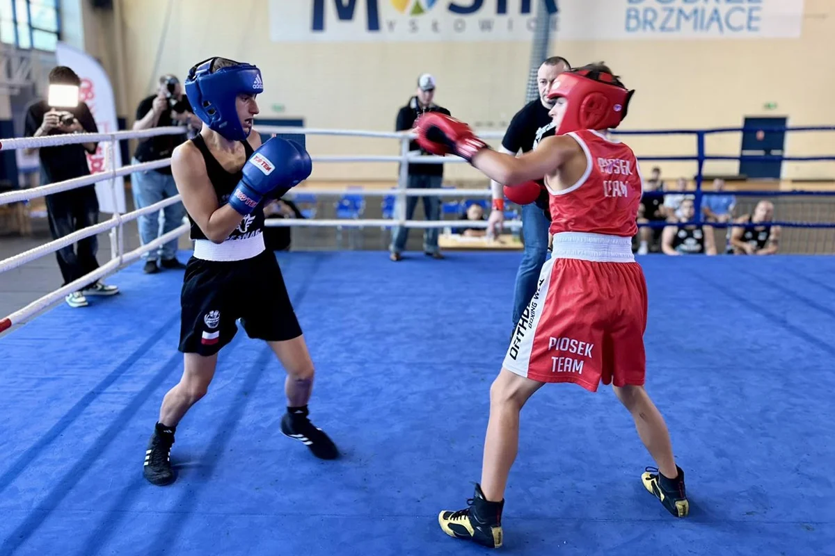 Mecz bokserski ku pamięci Józefa Maczugi: Emocje i zacięte walki w Mysłowicach [GALERIA]