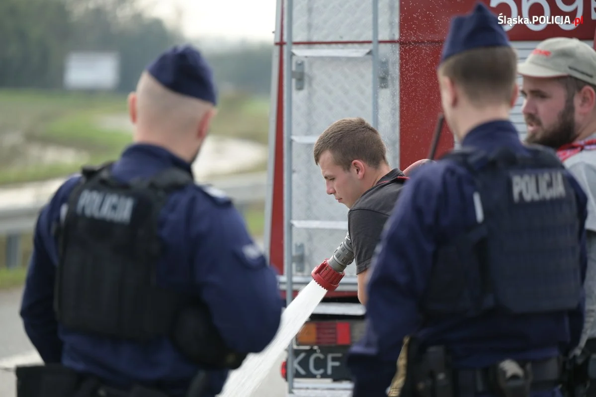 Policja na froncie walki z żywiołem: kluczowa rola podczas powodzi na Śląsku