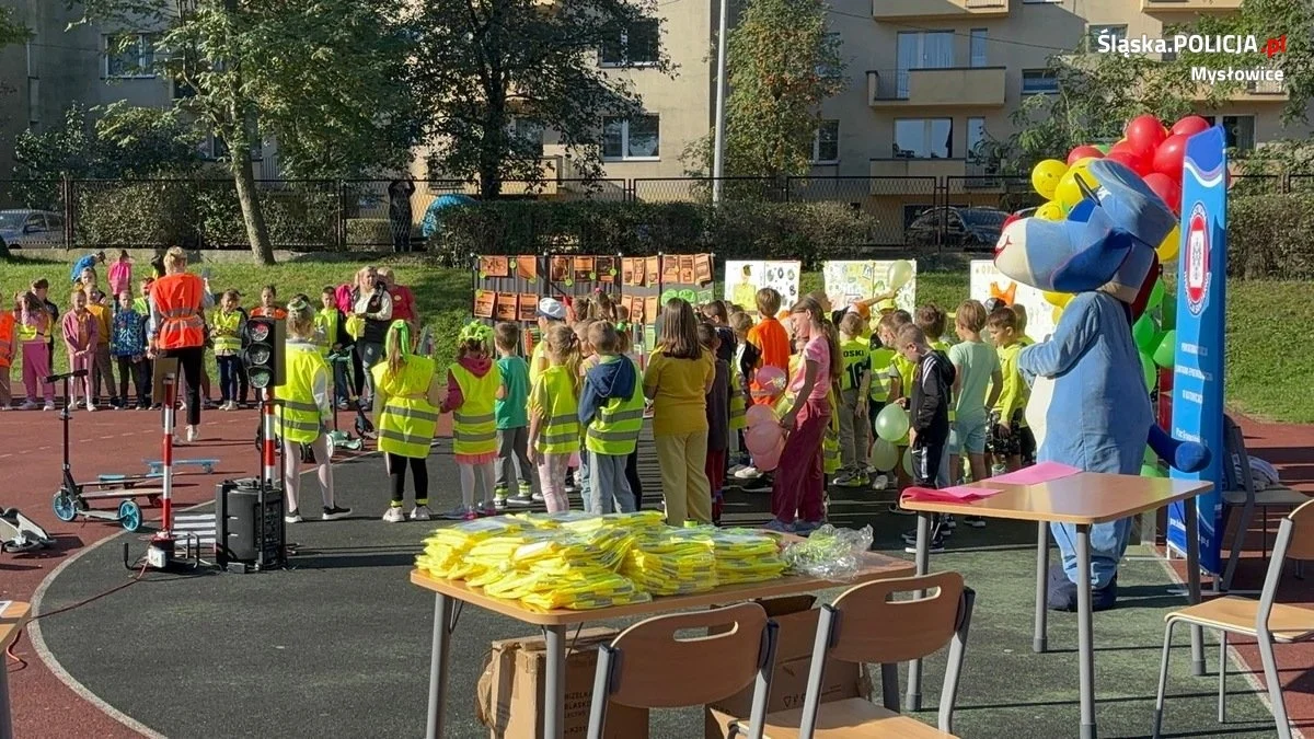 Sznupek w akcji: dzielnicowi uczą dzieci bezpieczeństwa na drodze