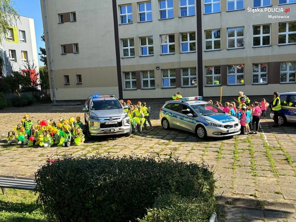Sznupek w akcji: dzielnicowi uczą dzieci bezpieczeństwa na drodze