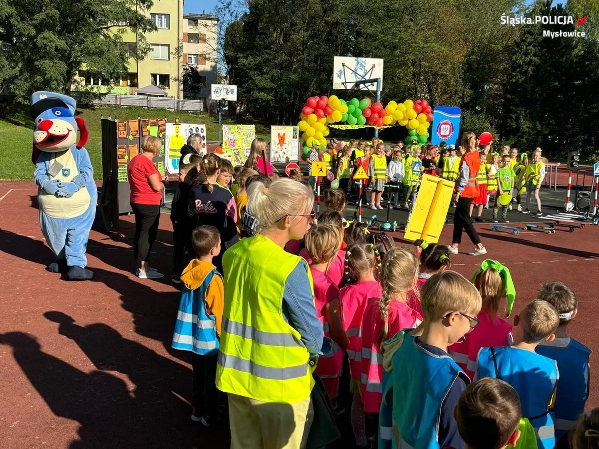 Sznupek w akcji: dzielnicowi uczą dzieci bezpieczeństwa na drodze